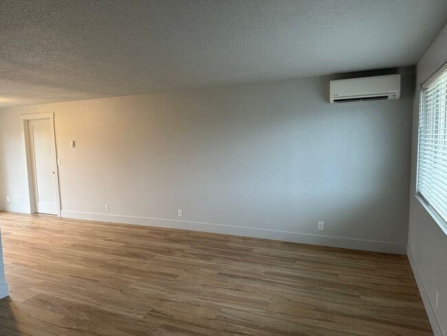 Building Photo - Beautifully updated 2 bed/1bath duplex in ...