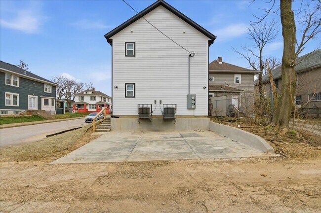 Building Photo - 44 E Parkview Ave