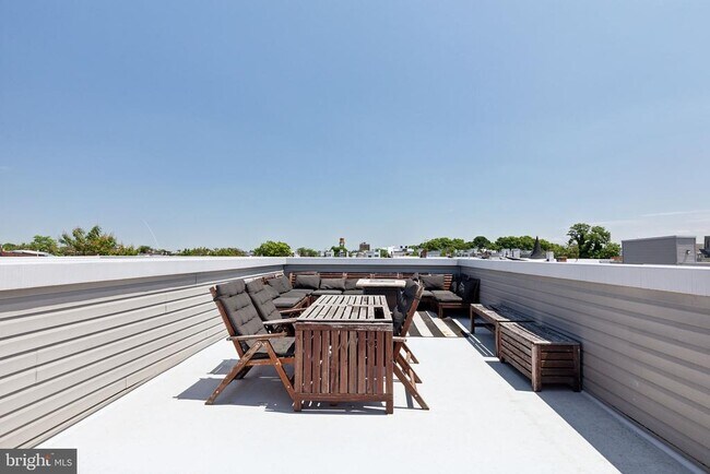 Building Photo - 1510 N Hollywood St