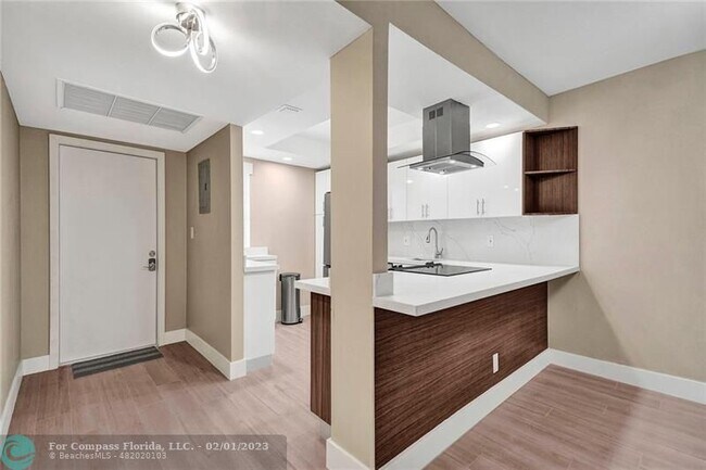 Building Photo - 3051 S Palm Aire Dr