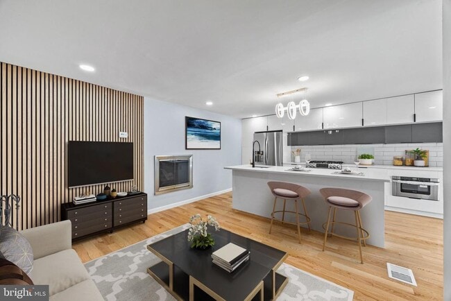 Primary Photo - 1130 Lombard St