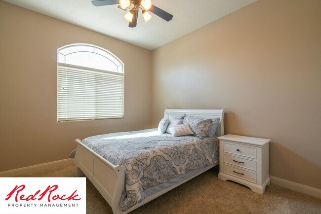 Building Photo - Minimally Furnished home in Little Valley!