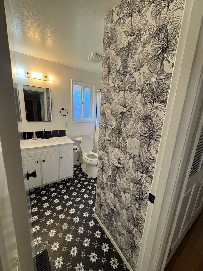 Building Photo - 3 Bed 2 Bath Home