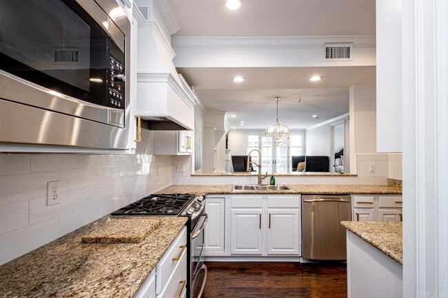 Building Photo - 601 Chenal Woods Dr