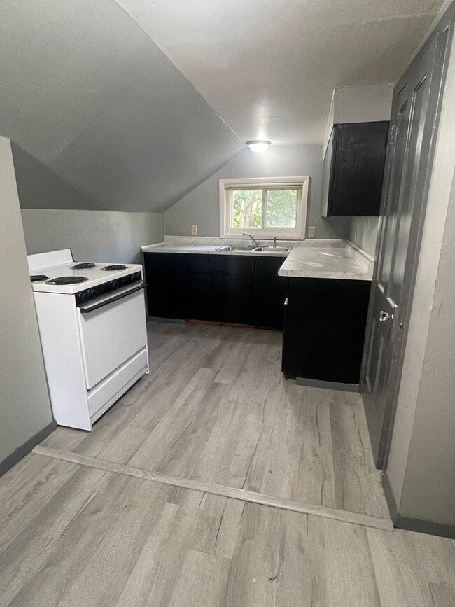 Building Photo - 600 W Lincoln Ave