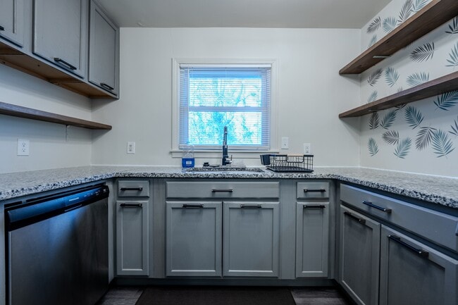 Building Photo - 1021 Plainview Dr