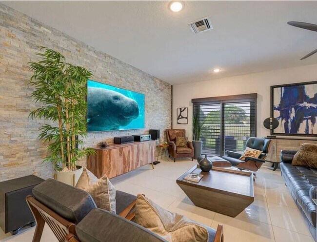 Building Photo - 3 Bedroom 2.5 Bathroom Townhome with 2 Car Garage and Fenced Patio!**ASK ABOUT MOVE IN SPECIAL**