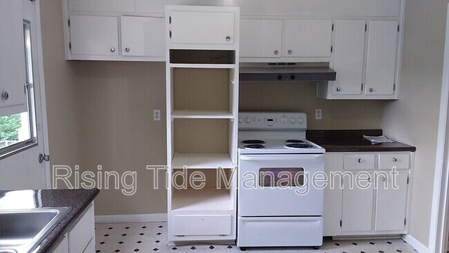 Building Photo - 613 Tree Haven Dr