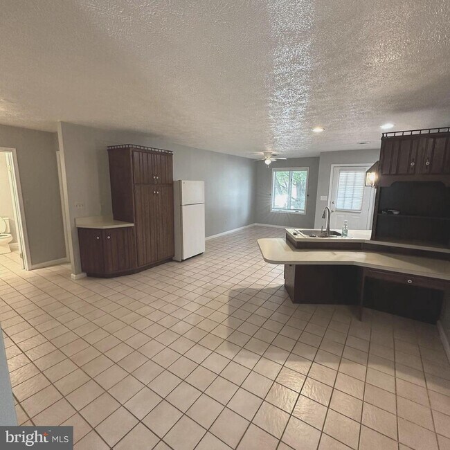 Building Photo - 323 Stonegate Ct