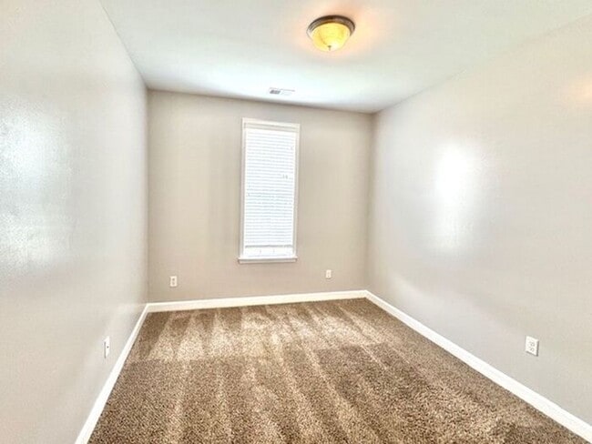 Building Photo - Spacious 4 Bedroom 3 Bath Home In Southeast