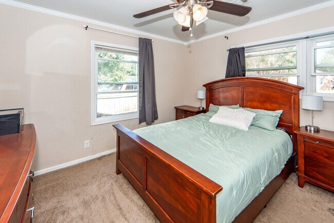 Building Photo - Comfortable Home Minutes from Park Circle