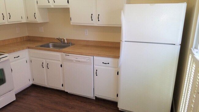 Building Photo - End Unit townhouse in established Frederick neighborhood ready for you!