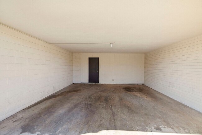 Building Photo - Moon Valley Townhouse at 7th and T-Bird!