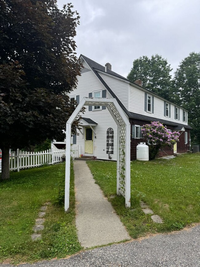 Building Photo - 4 Bedroom just minutes to Dartmouth