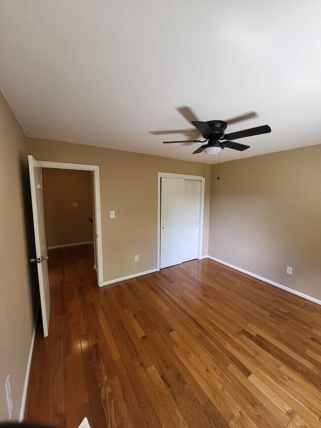 Building Photo - Downs1345-1347