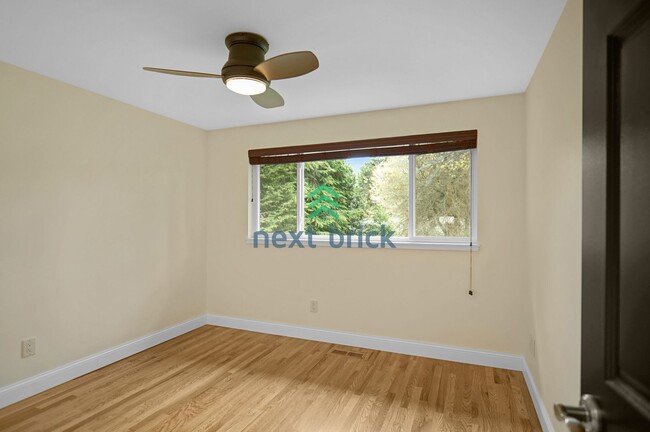 Building Photo - Spacious 5 Bed 2.5 Bath for Rent in Bellevue!