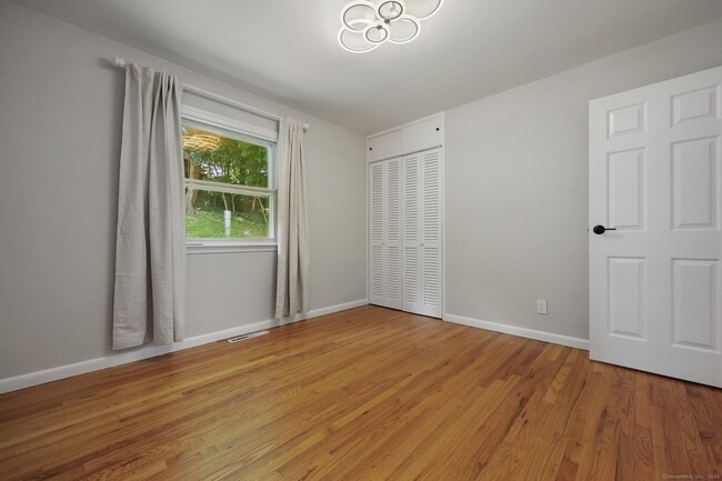 Building Photo - 13 1/2 Hickory Dr