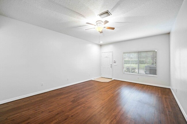 Building Photo - Delightful 2BR, Den /2.5BA Townhouse (Townhomes at Lighthouse Cove)