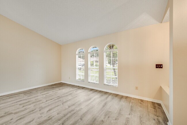Building Photo - Spacious 3/2 with split plan and large fenced yard!