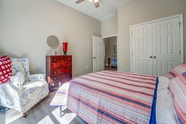 Building Photo - Spacious 3 Bedroom Home located in Histori...