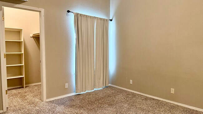 Building Photo - Upper-level condo $400 OFF FIRST MONTH!