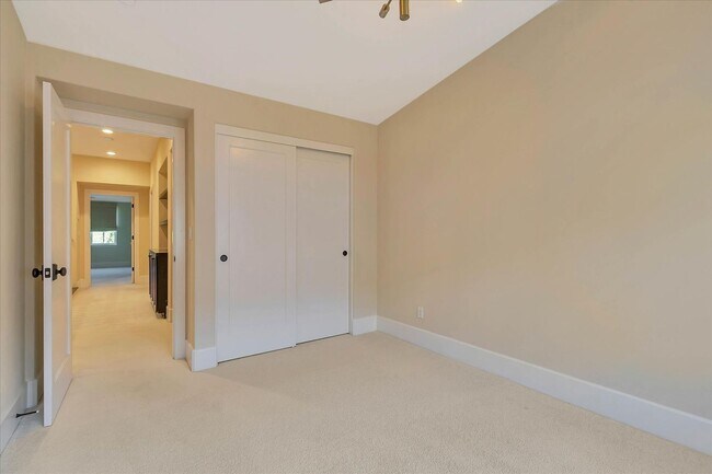 Building Photo - Beautiful Tri-Level 4 bedroom, 3.5 Bathroom, 2,150 SqFt Home in Downtown Campbell!