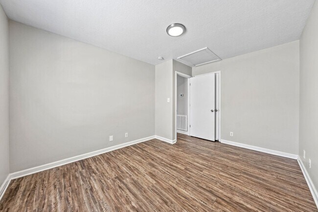 Building Photo - Lexington Drive -209