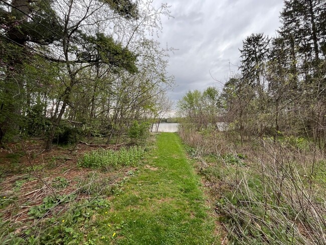 Building Photo - **RIVERFRONT 4-BEDROOM/2-BATH WITH 4-CAR GARAGE, FULL BASEMENT!!**