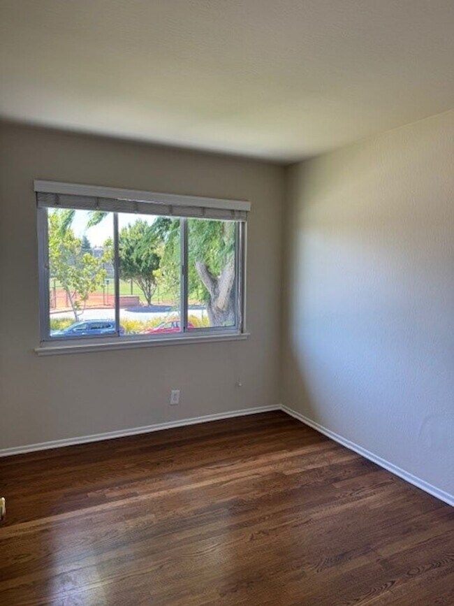 Building Photo - Located in Marina Gardens, great location!...