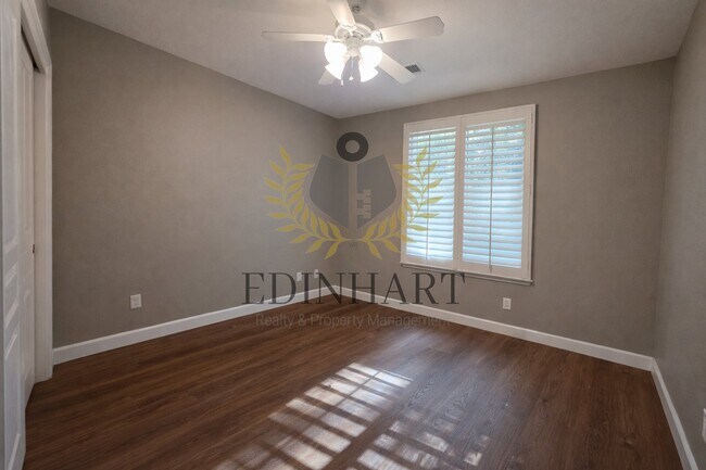 Building Photo - 818 S Apple Ave