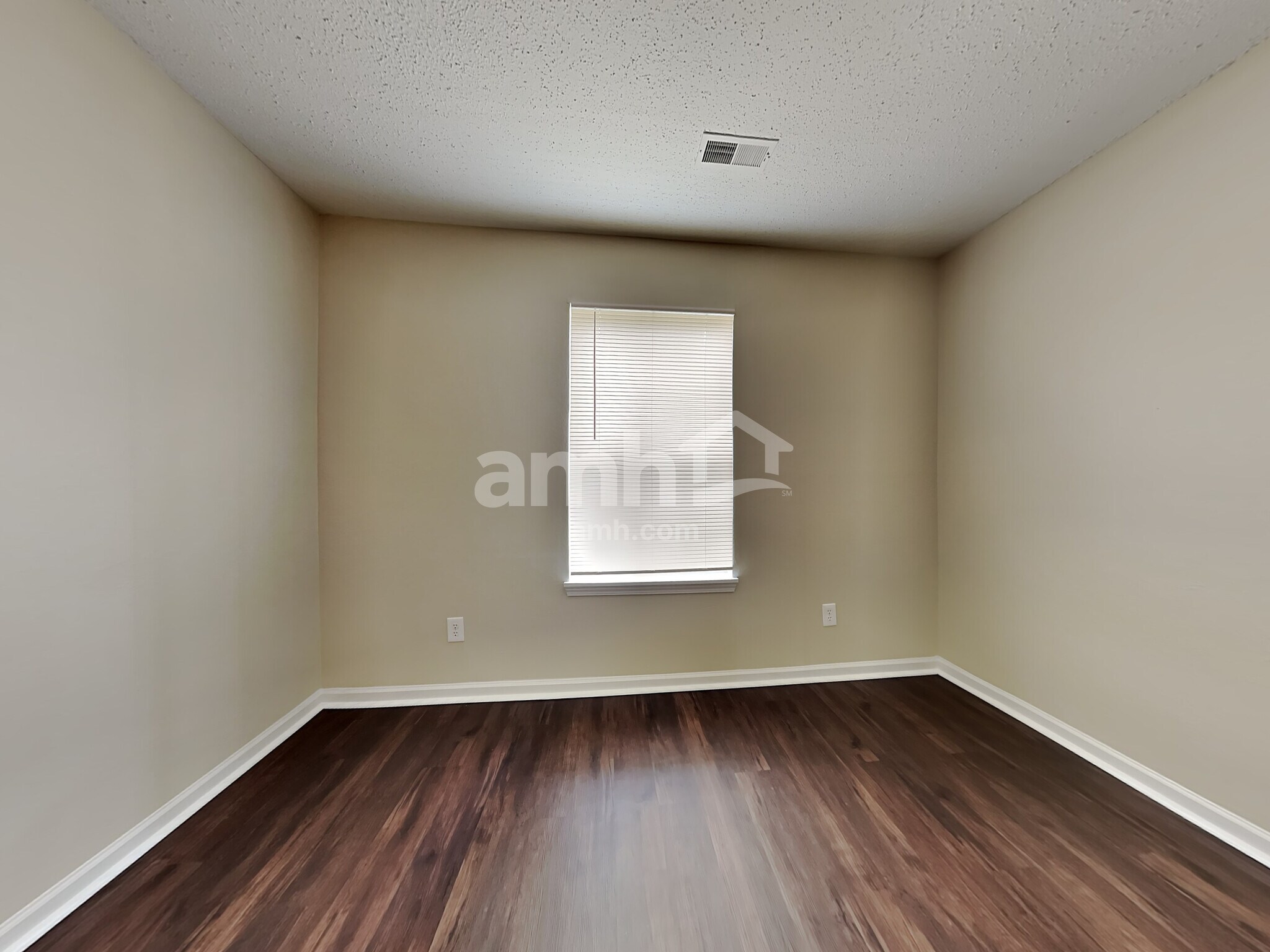 Building Photo - 1475 Round Lake Rd