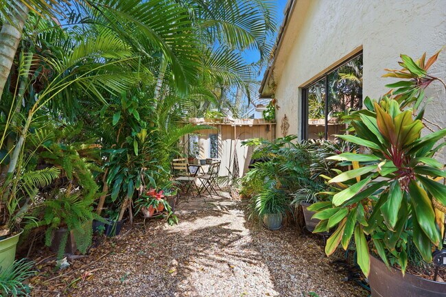 Building Photo - 6170 Bay Isles Dr