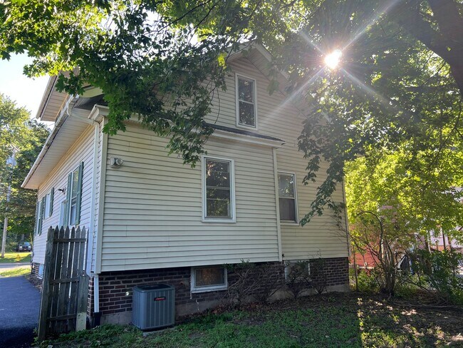 Building Photo - 127 W Main St