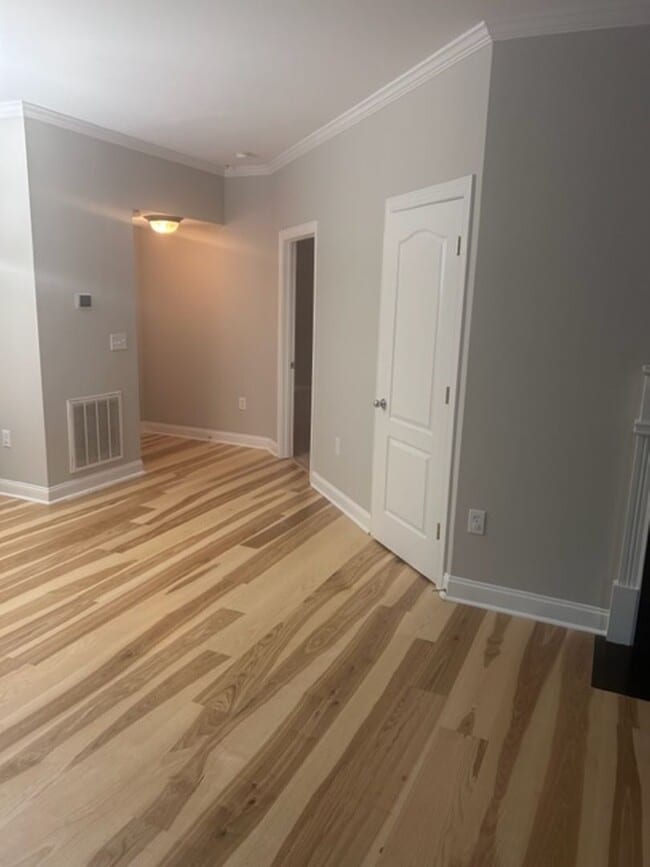Building Photo - 3 Bedroom Condo in Desireable Dilworth!