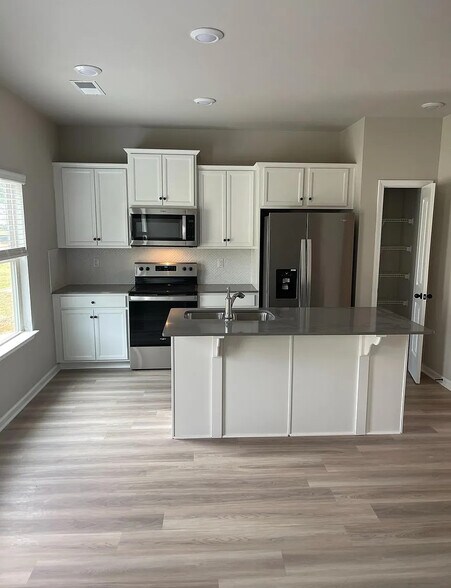 Building Photo - Room in House on Stovall Pl
