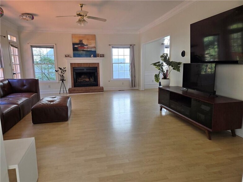 Building Photo - 1209 Wildcliff Cir