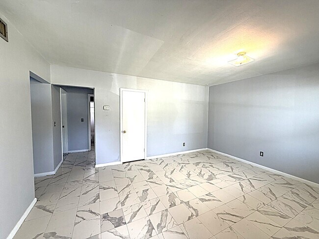 Building Photo - 107 Hill Cir