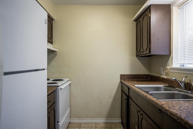 Building Photo - 706 W 10th St