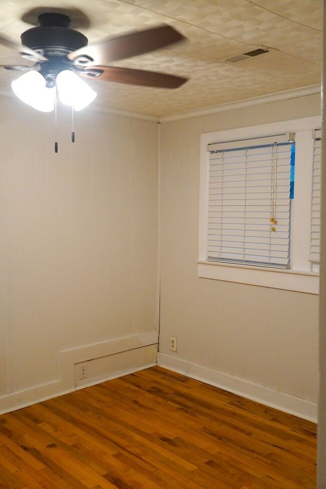 Building Photo - PRE-LEASING! Adorable Bungalow Steps From ...