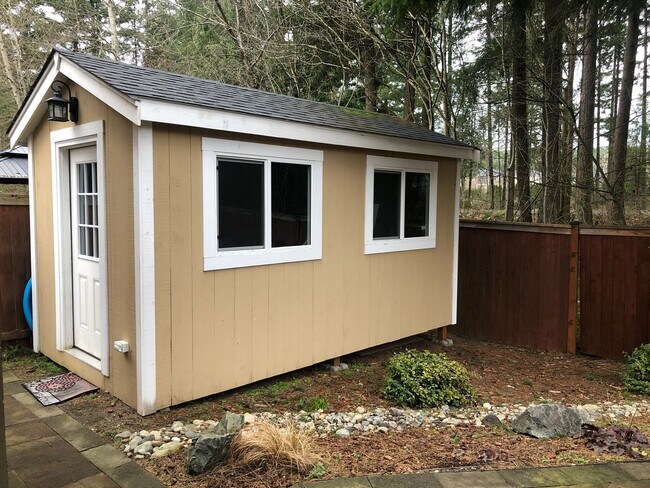 Building Photo - Gorgeous 4 bed plus den