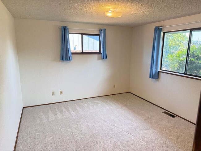 Building Photo - Well-kept house in desirable Thurston neighborhood!