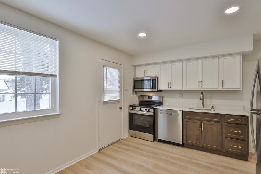 Building Photo - Pine Grove Townhomes