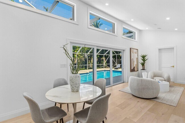 Building Photo - 735 NE 6th St