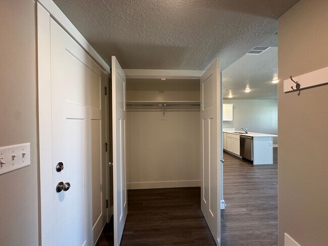 Building Photo - New Never Lived in Springville Townhome Fo...