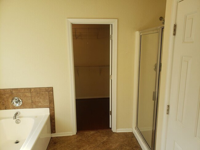 Building Photo - WOODBRIDGE POINTE