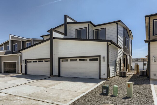 Building Photo - Stunning 3 Bed 2 1/2 Bath Home - Move in Special!