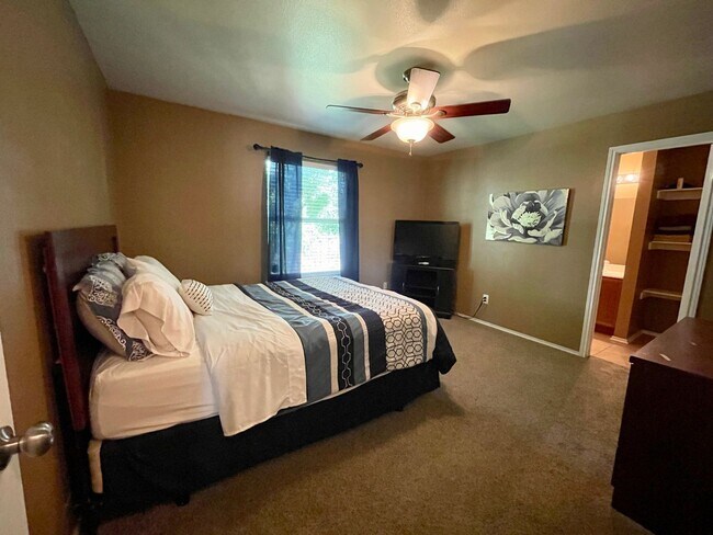 Building Photo - Convenient Northwest San Antonio Home Available for ASAP Move In!