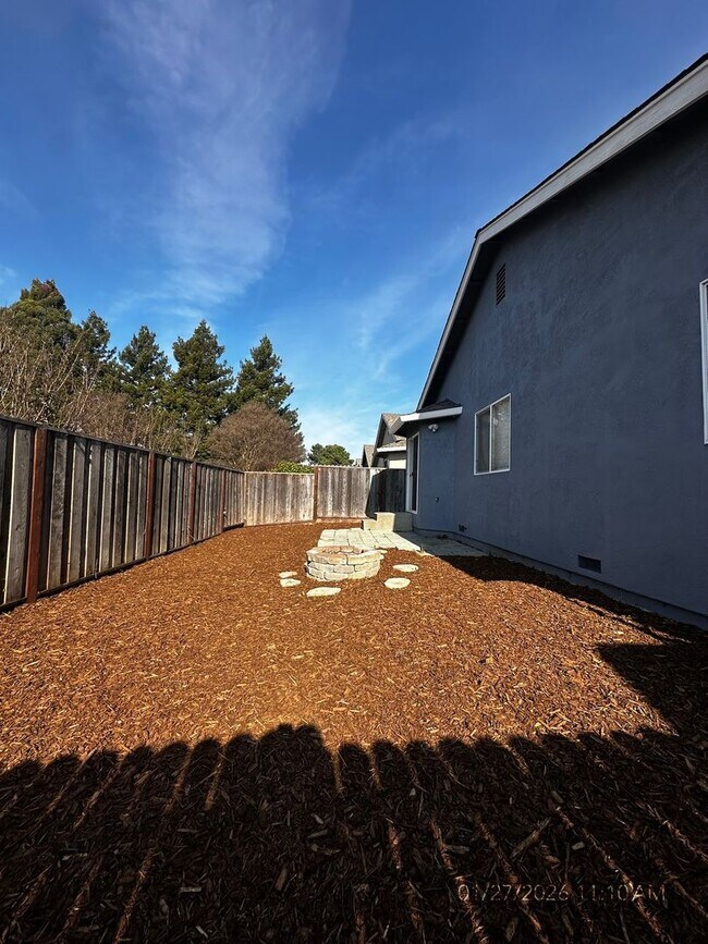 Building Photo - Refreshed 3 Bedroom, 2 Bathroom