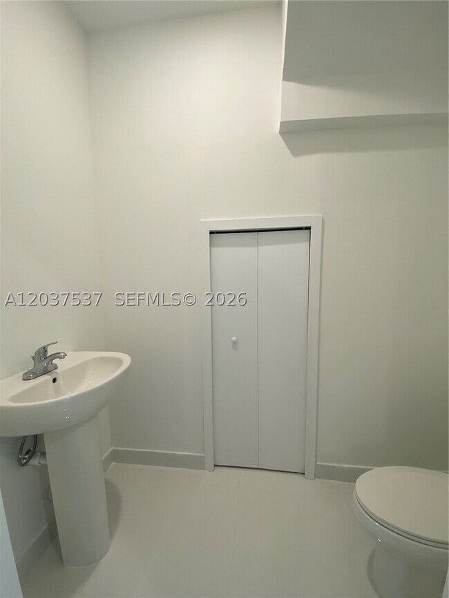 Building Photo - 2402 SW 145th Pl