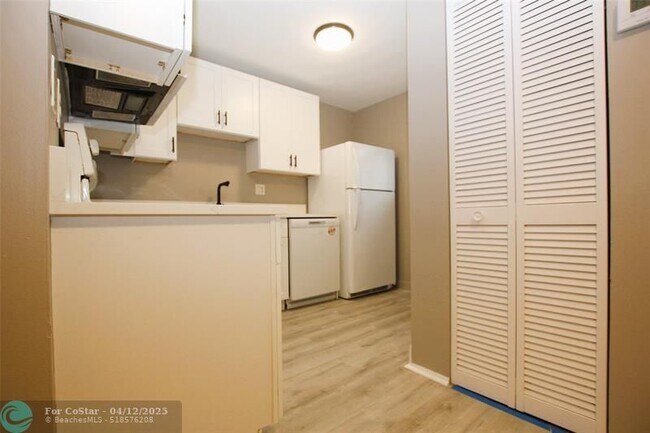Building Photo - 704 Gardens Dr